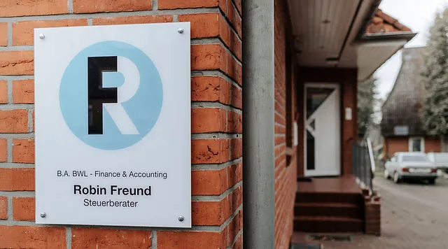 Eingang und Schild von Robin Freund Steuerberater